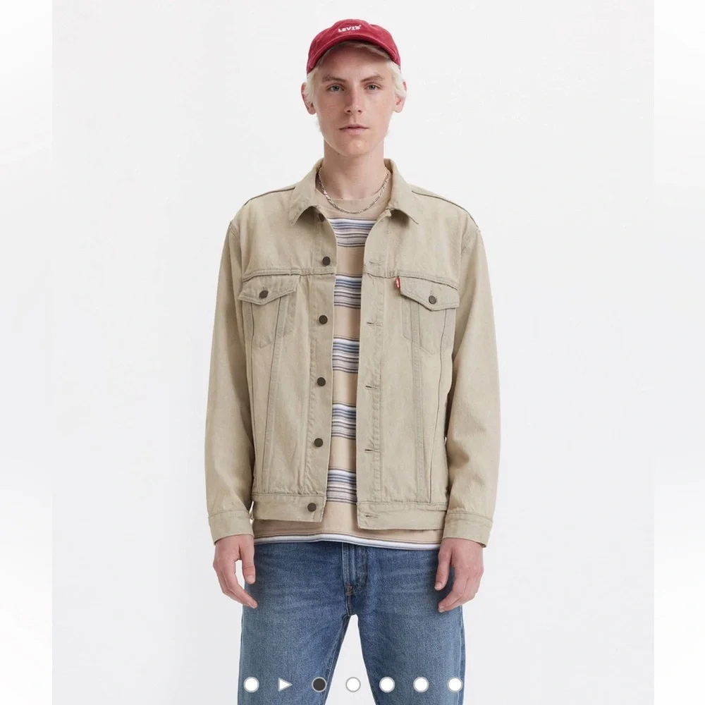 💜Firm Price💜 Levi’s premium relaxed fit trucker jacket - Picture 3 of 8